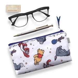 Micimackó, Tigris, Zsebibaba, Szamár és Malacka szülinapi mulatsága mintás tolltartó neszesszer, pénztárca - BALLAGÁS, Táska & Tok, Neszesszer, Varrás, Hímzés, MESKA