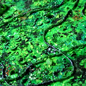 KERT - Absztrakt festmény keretezve, zöld színekben (felülnézeti absztrakt alkotás) - művészet - festmény - festmény vegyes technika - Meska.hu