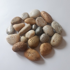 Dísz kavicsok (A) 22db - rajzolt kövek, arany, ezüst és bronz színekben - Meska.hu
