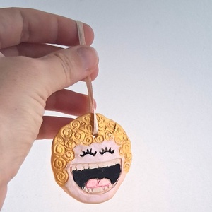 Örömtallérok (frizurás) 3db - vicces kerámia talizmán, függődísz, nagymama anyuka kislány család - otthon & életmód - dekoráció - fali és függő dekoráció - függődísz - Meska.hu