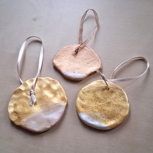 Örömtallérok (frizurás) 3db - vicces kerámia talizmán, függődísz, nagymama anyuka kislány család - otthon & életmód - dekoráció - fali és függő dekoráció - függődísz - Meska.hu