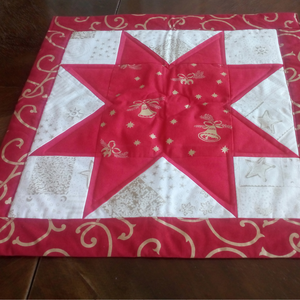 Patchwork terítő, piros csillag  - otthon & életmód - dekoráció - asztal és polc dekoráció - asztaldísz - Meska.hu