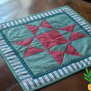 Patchwork terítő, zöld-piros - otthon & életmód - dekoráció - asztal és polc dekoráció - asztaldísz - Meska.hu
