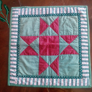 Patchwork terítő, zöld-piros - otthon & életmód - dekoráció - asztal és polc dekoráció - asztaldísz - Meska.hu