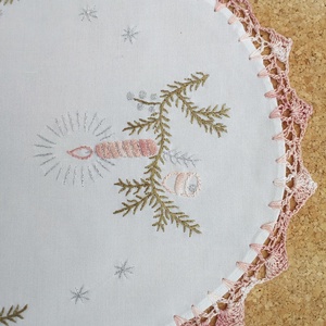 Karácsonyi hímzett kisterítő - karácsony - karácsonyi lakásdekoráció - ünnepi asztaldekoráció - Meska.hu