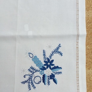 Karácsonyi hímzett kisterítő - karácsony - karácsonyi lakásdekoráció - ünnepi asztaldekoráció - Meska.hu