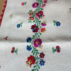 Hímzett asztali futó, terítő  - otthon & életmód - dekoráció - asztal és polc dekoráció - asztaldísz - Meska.hu