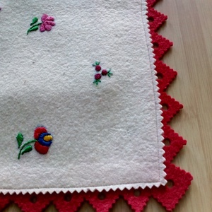 Hímzett asztali futó, terítő  - otthon & életmód - dekoráció - asztal és polc dekoráció - asztaldísz - Meska.hu