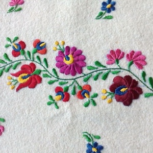 Hímzett asztali futó, terítő  - otthon & életmód - dekoráció - asztal és polc dekoráció - asztaldísz - Meska.hu