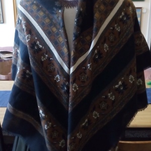 Anyagában rojtozott szélű színes nagyméretű népi kasmír kendő.  - Meska.hu