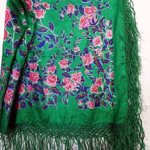 Rojtos, színes nagyméretű selyem kendő - ruha & divat - sál, sapka, kendő - vállkendő - Meska.hu Rojtos, színes nagyméretű selyem kendő - ruha & divat - sál, sapka, kendő - vállkendő - Meska.hu