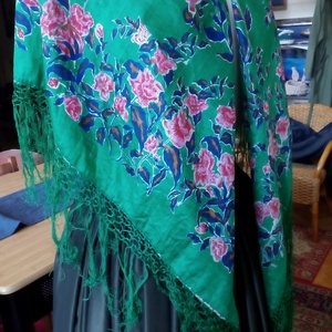 Rojtos, színes nagyméretű selyem kendő - ruha & divat - sál, sapka, kendő - vállkendő - Meska.hu Rojtos, színes nagyméretű selyem kendő - ruha & divat - sál, sapka, kendő - vállkendő - Meska.hu