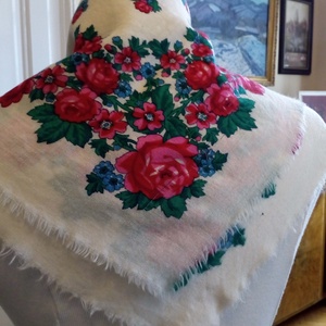 Rojtozott szélű színes  népi kasmír kendő - ruha & divat - sál, sapka, kendő - vállkendő - Meska.hu Rojtozott szélű színes  népi kasmír kendő - ruha & divat - sál, sapka, kendő - vállkendő - Meska.hu