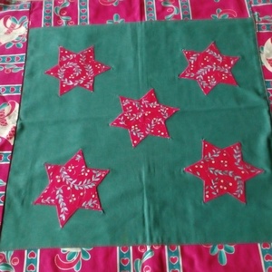 Patchwork kétoldalú terítő, csillag-télapó mintával - otthon & életmód - dekoráció - asztal és polc dekoráció - asztaldísz - Meska.hu