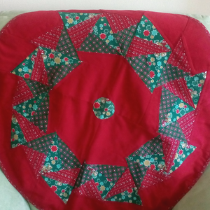 Patchwork terítő, piros köralakú, háromszög mintákkal - otthon & életmód - konyhafelszerelés, tálalás - tálalás - terítő - Meska.hu