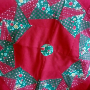 Patchwork terítő, piros köralakú, háromszög mintákkal - otthon & életmód - konyhafelszerelés, tálalás - tálalás - terítő - Meska.hu