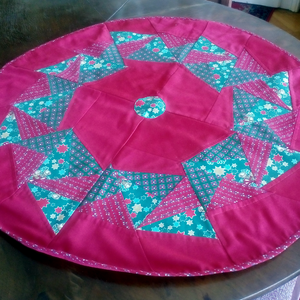 Patchwork terítő, piros köralakú, háromszög mintákkal, Otthon & Életmód, Konyhafelszerelés, tálalás, Tálalás, Terítő, Foltberakás, Patchwork, foltvarrás, MESKA