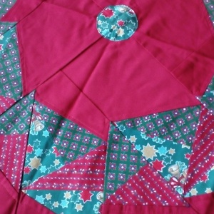 Patchwork terítő, piros köralakú, háromszög mintákkal - otthon & életmód - konyhafelszerelés, tálalás - tálalás - terítő - Meska.hu