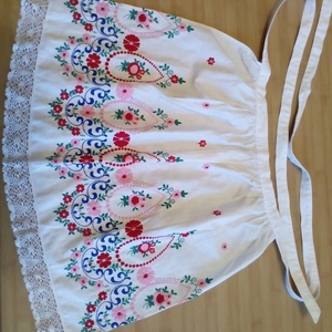 Hímzett kötény - otthon & életmód - konyhafelszerelés, tálalás - konyhai textil - kötény - Meska.hu