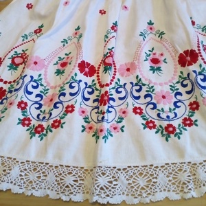 Hímzett kötény - otthon & életmód - konyhafelszerelés, tálalás - konyhai textil - kötény - Meska.hu