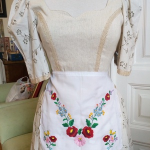 Kalocsai mintás hímzett kötény - Meska.hu