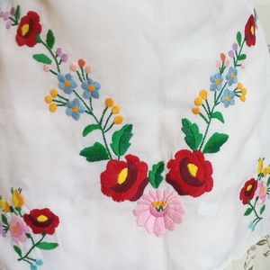 Kalocsai mintás hímzett kötény - otthon & életmód - konyhafelszerelés, tálalás - konyhai textil - kötény - Meska.hu