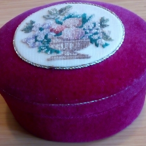 Bársony díszdoboz gobelin hímzéssel, Ékszer, Ékszertartó, Ékszerdoboz, Hímzés, Mindenmás, MESKA