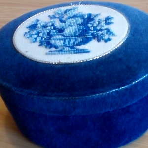 Bársony díszdoboz, gobelin hímzéssel, Ékszer, Ékszertartó, Ékszerdoboz, Hímzés, Mindenmás, MESKA