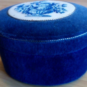 Bársony díszdoboz, gobelin hímzéssel - ékszer - ékszertartó - ékszerdoboz - Meska.hu