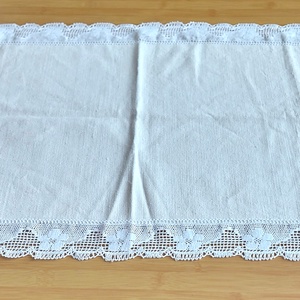 Vászon terítő csipkével - otthon & életmód - dekoráció - asztal és polc dekoráció - asztaldísz - Meska.hu