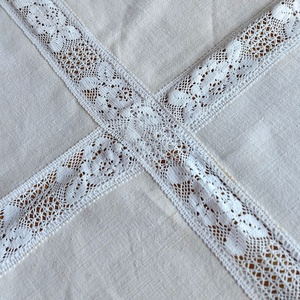 Nyersvászon terítő csipkével - otthon & életmód - dekoráció - asztal és polc dekoráció - asztaldísz - Meska.hu