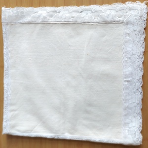 Nyersvászon terítő csipkével - otthon & életmód - dekoráció - asztal és polc dekoráció - asztaldísz - Meska.hu