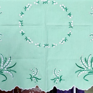 Hímzett gyöngyvirágos terítő - Meska.hu