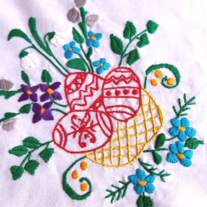 Hímzett húsvéti kisterítő - otthon & életmód - dekoráció - asztal és polc dekoráció - asztaldísz - Meska.hu