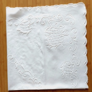 Hímzett fehér terítő - otthon & életmód - dekoráció - asztal és polc dekoráció - asztaldísz - Meska.hu