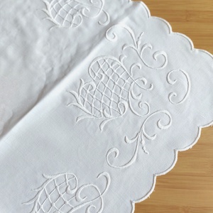 Hímzett fehér terítő - Meska.hu