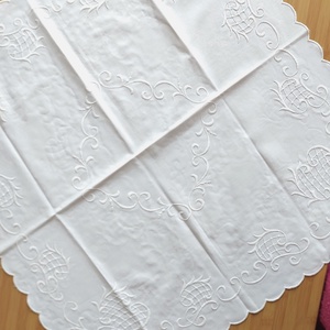 Hímzett fehér terítő - otthon & életmód - dekoráció - asztal és polc dekoráció - asztaldísz - Meska.hu