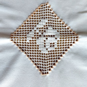 Hímzett fehér terítő rózsával - Meska.hu