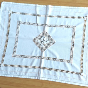 Hímzett fehér terítő rózsával - otthon & életmód - dekoráció - asztal és polc dekoráció - asztaldísz - Meska.hu