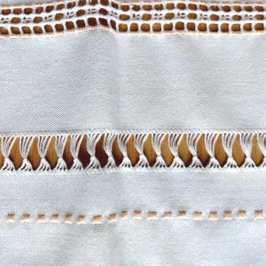 Hímzett fehér terítő rózsával - otthon & életmód - dekoráció - asztal és polc dekoráció - asztaldísz - Meska.hu