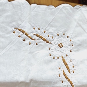 Hímzett fehér terítő - Meska.hu