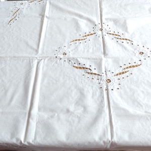 Hímzett fehér terítő - otthon & életmód - dekoráció - asztal és polc dekoráció - asztaldísz - Meska.hu