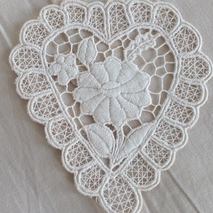 Szív alakú riselt díszterítő - Meska.hu