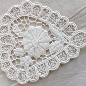 Szív alakú riselt díszterítő - otthon & életmód - dekoráció - asztal és polc dekoráció - horgolt & csipketerítő - Meska.hu