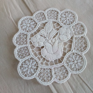 Riselt hímzéssel készült terítő - otthon & életmód - lakástextil - abrosz, terítő - díszterítő polcra, komódra - Meska.hu