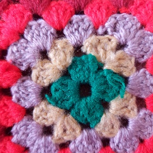 Horgolt ágytakaró, granny mintás - otthon & életmód - lakástextil - ágytakaró - Meska.hu