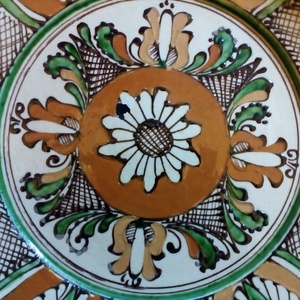 Korondi színes falitányér - otthon & életmód - dekoráció - fali és függő dekoráció - falra akasztható dekor - Meska.hu