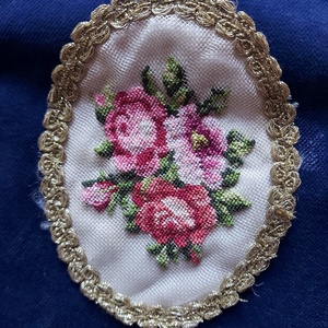 Tűgobelin hímzéssel készült kis terítő, Otthon & Életmód, Lakástextil, Abrosz, terítő, Asztalfutó, Hímzés, Varrás, MESKA