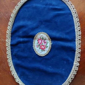 Tűgobelin hímzéssel készült kis terítő - otthon & életmód - lakástextil - abrosz, terítő - asztalfutó - Meska.hu