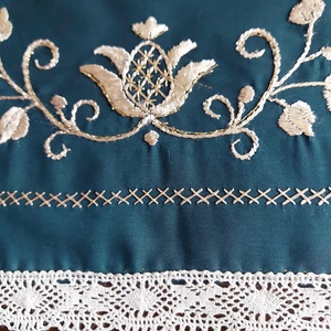   Asztali futó úrihímzéssel, Otthon & Életmód, Lakástextil, Abrosz, terítő, Asztalfutó, Hímzés, Varrás, MESKA